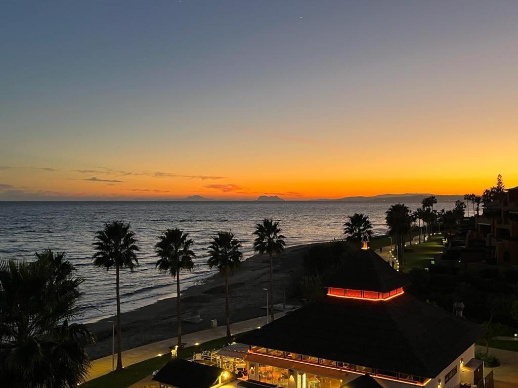Bahia De La Plata Seafront Apartment Estepona Ngoại thất bức ảnh